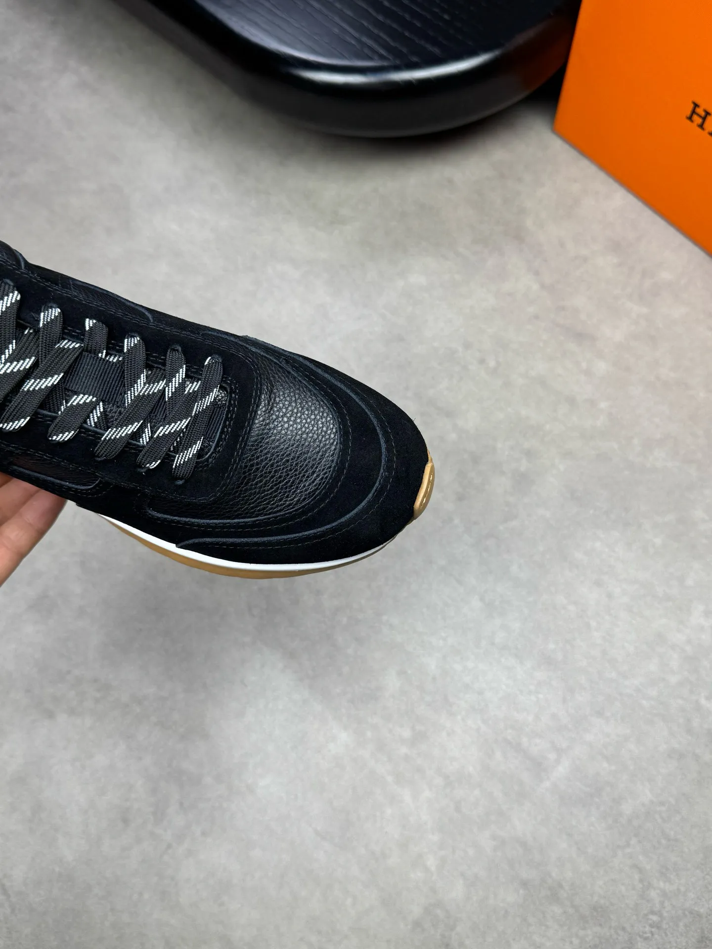[HERMES] Hermes men's shoes 💰: 800💰 - High-end quality original items 🔍🔍🔍 casual sports shoes - Upper: 🔝 pebbled calfskin, suede calfskin, shoe body forged ´H´ totem, tongue webbing injection molded brand logo - Lining: brand canvas, foot pads; water-dyed cowhide -Outsole: Ultra-light T men's shoes 💰U foam; two-color molded outsole -Ultra-high quality control and fine workmanship: highlighted (high-end, extravagance, grade) -Size: 38-44 (45, can be customized)